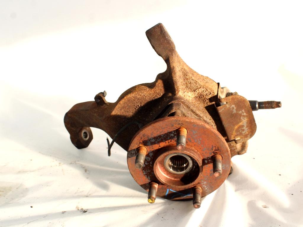 VRTLJIVI LEZAJ DESNO / PESTO KOLESA Z LEZAJEM SPREDAJ OEM N. 52088652AE ORIGINAL REZERVNI DEL JEEP CHEROKEE MK3 KJ (2001 - 2005) DIESEL LETNIK 2002