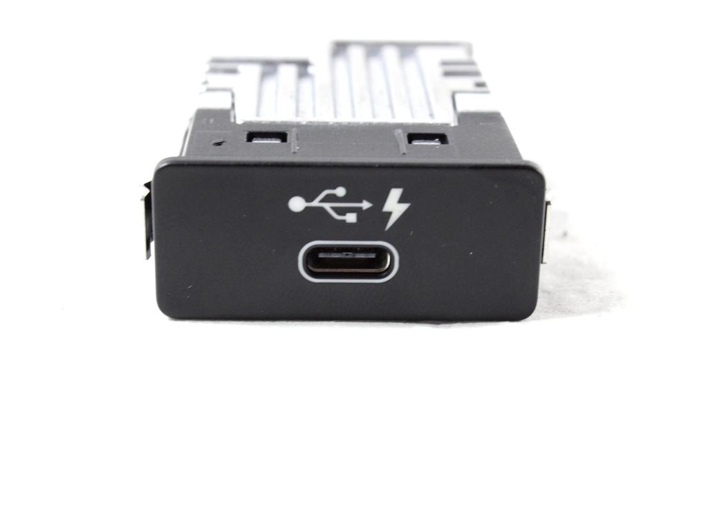 USB / AUX OEM N. 84108711939 ORIGINAL REZERVNI DEL BMW SERIE 1 BERLINA F40 (DAL 2019)DIESEL LETNIK 2022