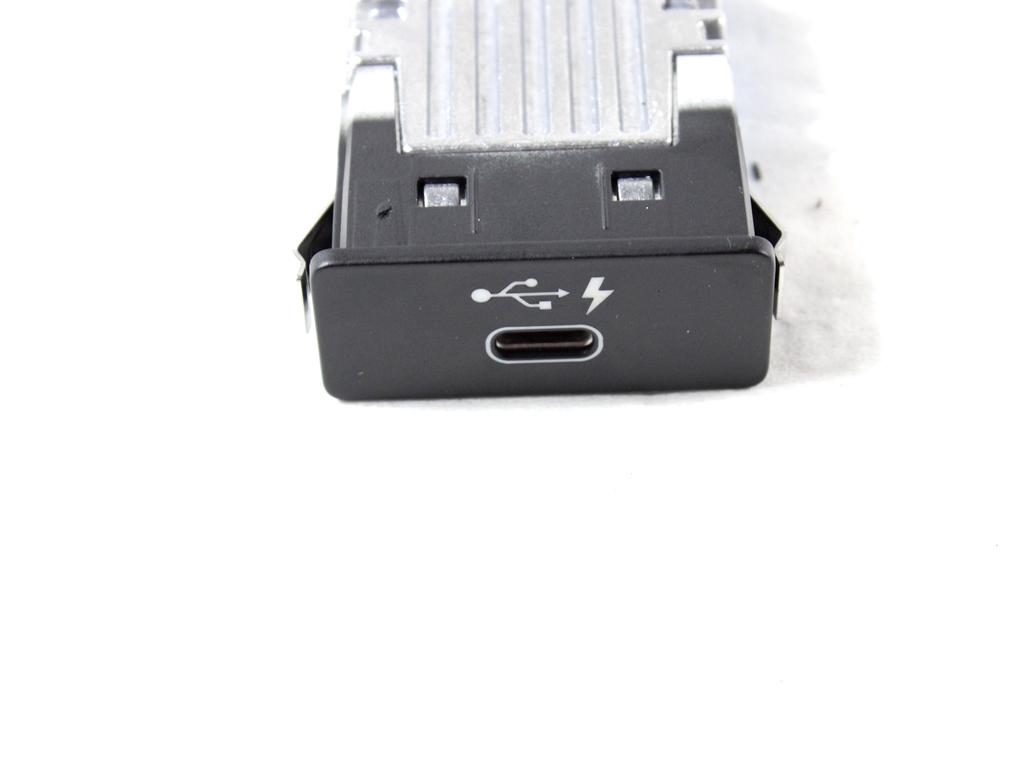 USB / AUX OEM N. 84108711939 ORIGINAL REZERVNI DEL BMW SERIE 1 BERLINA F40 (DAL 2019)DIESEL LETNIK 2022