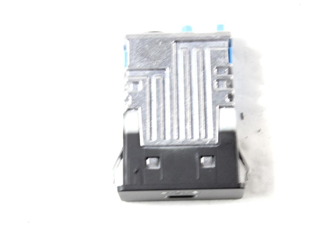 USB / AUX OEM N. 84108711939 ORIGINAL REZERVNI DEL BMW SERIE 1 BERLINA F40 (DAL 2019)DIESEL LETNIK 2022