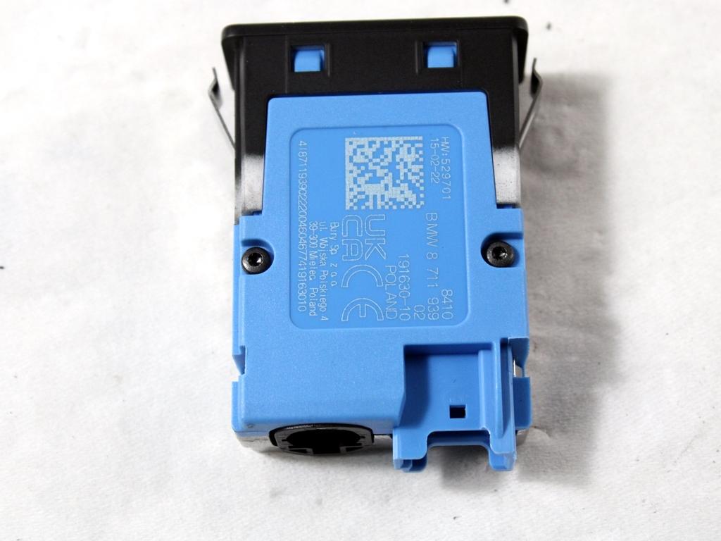 USB / AUX OEM N. 84108711939 ORIGINAL REZERVNI DEL BMW SERIE 1 BERLINA F40 (DAL 2019)DIESEL LETNIK 2022