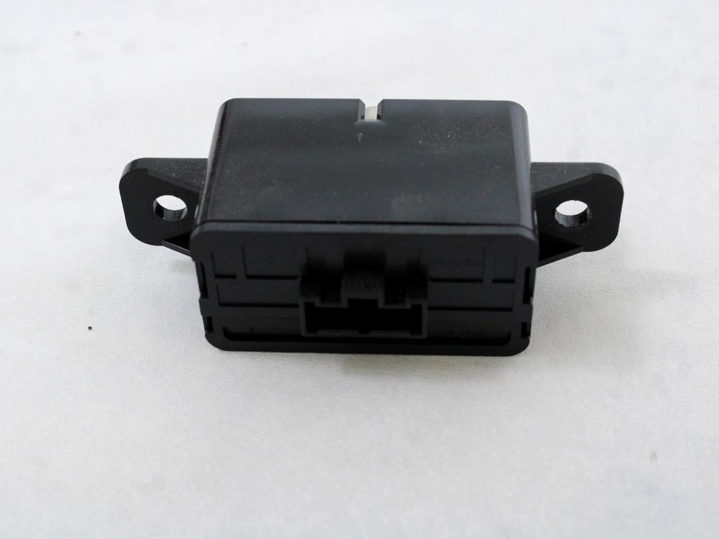 USB / AUX OEM N. 28318-1ME0A ORIGINAL REZERVNI DEL INFINITI QX70 S51 (2013-2017)DIESEL LETNIK 2015