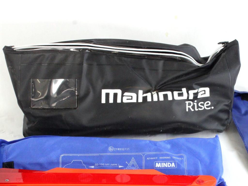 OPOZORILNI TRIKOTNIK / PRVA POMOC / CUSHION OEM N.  ORIGINAL REZERVNI DEL MAHINDRA GENIO (2011 - 2016)DIESEL LETNIK 2014