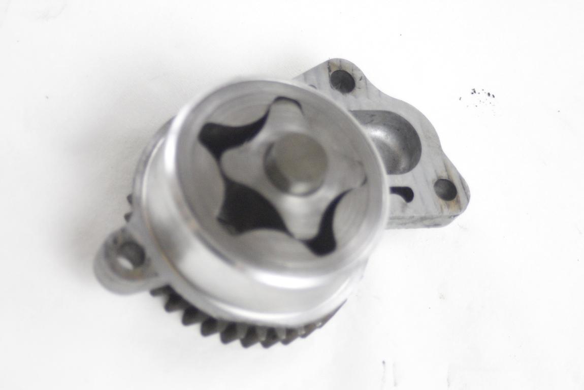 PUMPA OLJA OEM N. 5093890AA ORIGINAL REZERVNI DEL JEEP CHEROKEE MK3 R KJ (2005 - 2008) DIESEL LETNIK 2006
