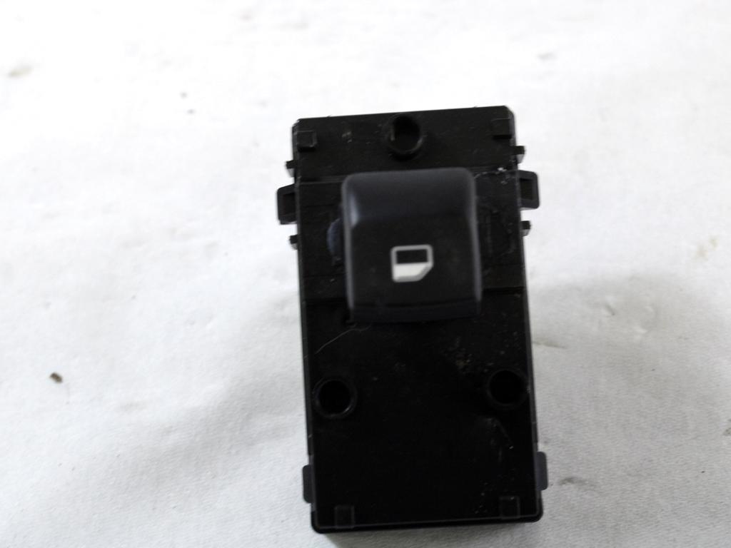 ZADNJE STIKALO OEM N. 93581J7100 ORIGINAL REZERVNI DEL KIA CEED / SPORTWAGON K3 MK3 (DAL 2018)BENZINA LETNIK 2021