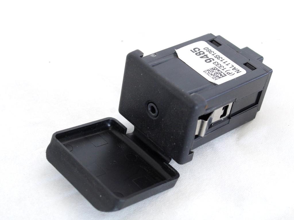 USB / AUX OEM N. 13339485 ORIGINAL REZERVNI DEL OPEL MERIVA B S10 (2010 -2017)BENZINA/GPL LETNIK 2012