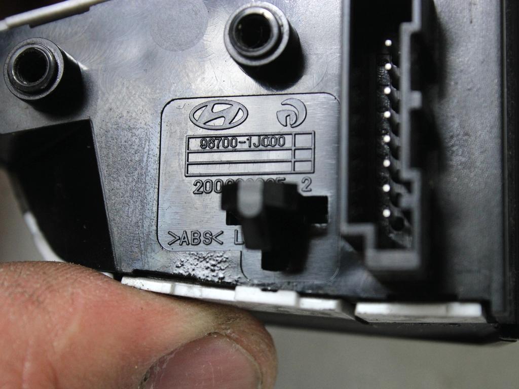 MULTIFUNKCIJSKI VOLAN OEM N. 30901 COMANDI VOLANTE MULTIFUNZIONE ORIGINAL REZERVNI DEL HYUNDAI I20 PB PBT MK1 (2008 - 2012)BENZINA/GPL LETNIK 2010