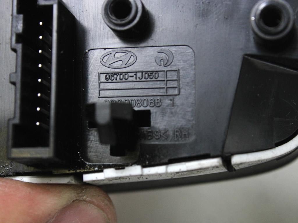 MULTIFUNKCIJSKI VOLAN OEM N. 30901 COMANDI VOLANTE MULTIFUNZIONE ORIGINAL REZERVNI DEL HYUNDAI I20 PB PBT MK1 (2008 - 2012)BENZINA/GPL LETNIK 2010
