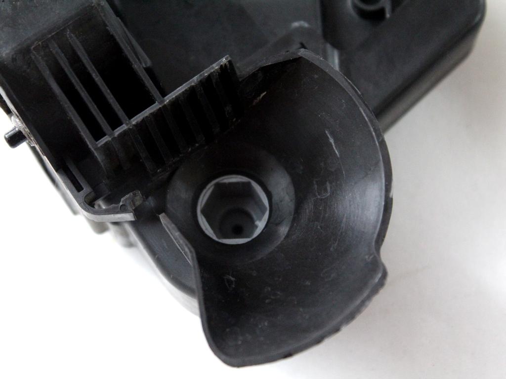 CENTRALNO ZAKLEPANJE PREDNIH LEVIH VRAT OEM N. 9832751580 ORIGINAL REZERVNI DEL DS DS4 D41 MK2 (DAL 2021)IBRIDO (ELETRICO-BENZINA) LETNIK 2022