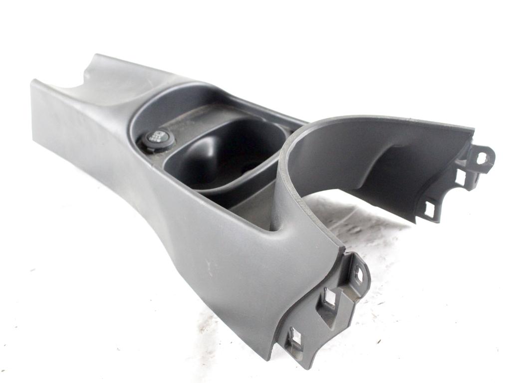 PLASTIKA MED SEDEZI BREZ NASLONJALA ROK OEM N. 735429498 ORIGINAL REZERVNI DEL FIAT 500 CINQUECENTO 312 MK3 (2007 - 2015) BENZINA LETNIK 2010
