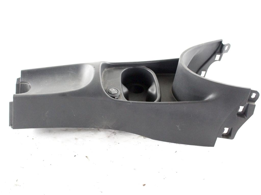 PLASTIKA MED SEDEZI BREZ NASLONJALA ROK OEM N. 735429498 ORIGINAL REZERVNI DEL FIAT 500 CINQUECENTO 312 MK3 (2007 - 2015) BENZINA LETNIK 2010