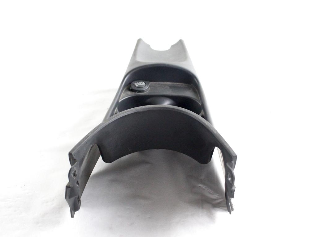 PLASTIKA MED SEDEZI BREZ NASLONJALA ROK OEM N. 735429498 ORIGINAL REZERVNI DEL FIAT 500 CINQUECENTO 312 MK3 (2007 - 2015) BENZINA LETNIK 2010