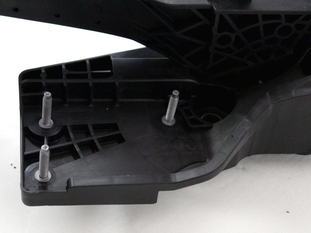 PEDALI OEM N. 9832495680 ORIGINAL REZERVNI DEL DS DS4 D41 MK2 (DAL 2021)IBRIDO (ELETRICO-BENZINA) LETNIK 2022