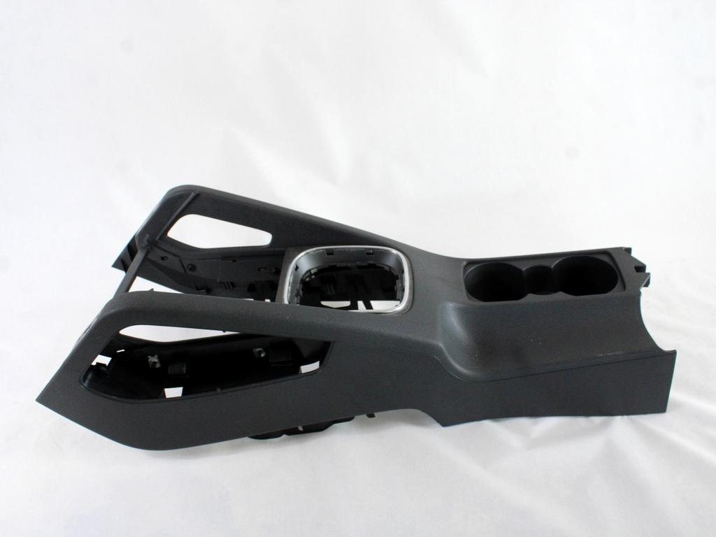 PLASTIKA MED SEDEZI BREZ NASLONJALA ROK OEM N. 1K0863243A ORIGINAL REZERVNI DEL VOLKSWAGEN GOLF V 1K1 1K5 MK5 BER/SW (02/2004-11/2008) DIESEL LETNIK 2006