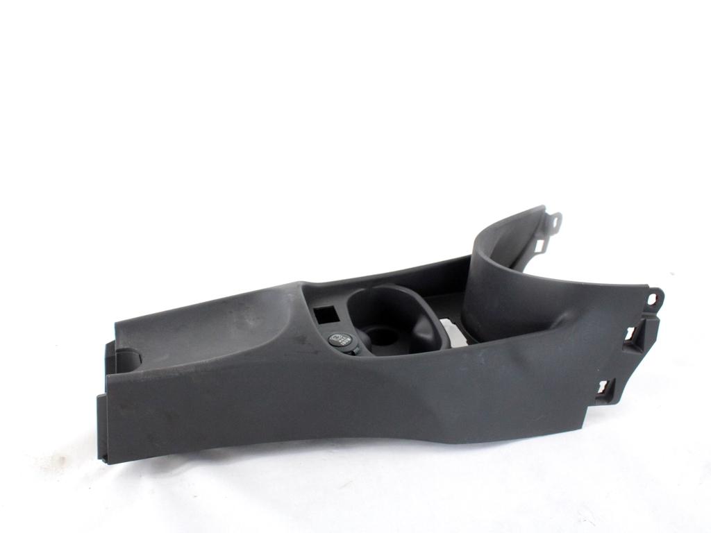 PLASTIKA MED SEDEZI BREZ NASLONJALA ROK OEM N. 735429498 ORIGINAL REZERVNI DEL FIAT 500 CINQUECENTO 312 MK3 (2007 - 2015) BENZINA/GPL LETNIK 2014