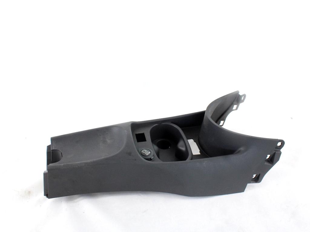PLASTIKA MED SEDEZI BREZ NASLONJALA ROK OEM N. 735429498 ORIGINAL REZERVNI DEL FIAT 500 CINQUECENTO 312 MK3 (2007 - 2015) BENZINA/GPL LETNIK 2014