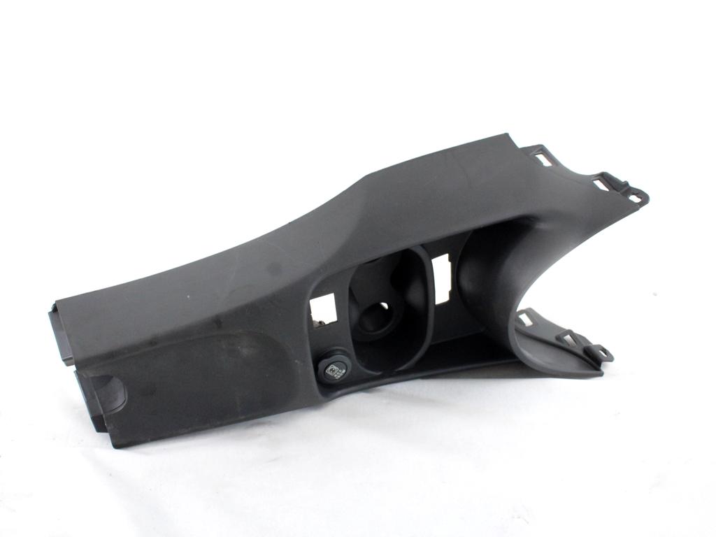 PLASTIKA MED SEDEZI BREZ NASLONJALA ROK OEM N. 735429498 ORIGINAL REZERVNI DEL FIAT 500 CINQUECENTO 312 MK3 (2007 - 2015) BENZINA/GPL LETNIK 2014