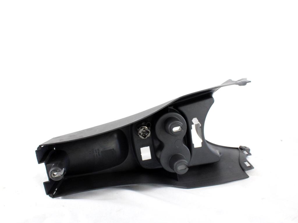 PLASTIKA MED SEDEZI BREZ NASLONJALA ROK OEM N. 735429498 ORIGINAL REZERVNI DEL FIAT 500 CINQUECENTO 312 MK3 (2007 - 2015) BENZINA/GPL LETNIK 2014