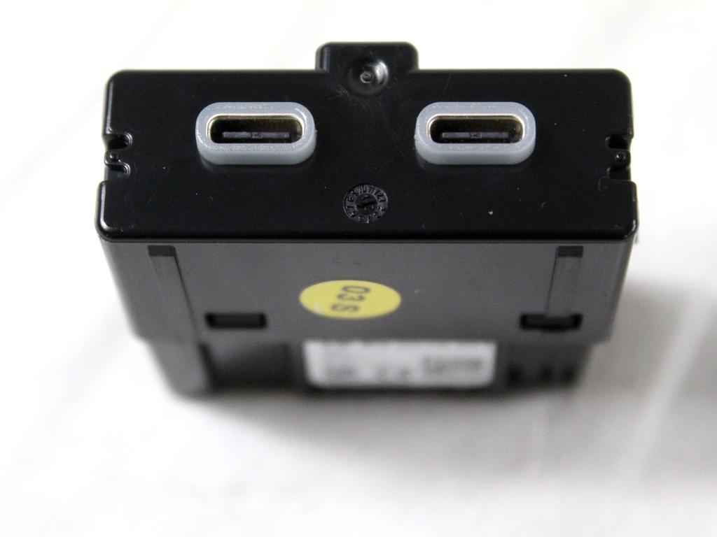 USB / AUX OEM N. 3G5035954A ORIGINAL REZERVNI DEL CUPRA FORMENTOR KM7 (DAL 2020) DIESEL LETNIK 2021