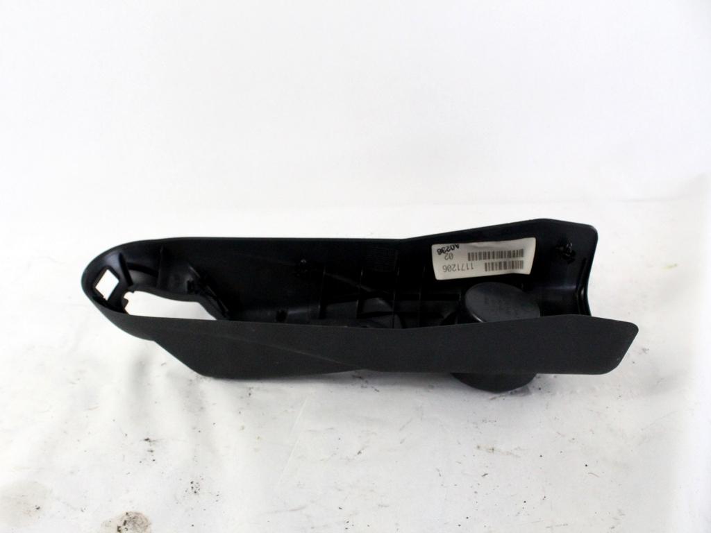 PLASTIKA MED SEDEZI BREZ NASLONJALA ROK OEM N. 51161169907 ORIGINAL REZERVNI DEL MINI ONE / COOPER / COOPER S R50 R52 R53 (2001-2006) BENZINA LETNIK 2001