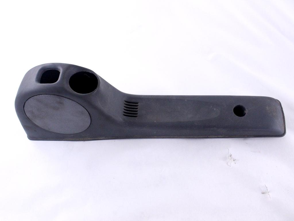PLASTIKA MED SEDEZI BREZ NASLONJALA ROK OEM N. Q0000702V012C96A00 ORIGINAL REZERVNI DEL SMART FORTWO CITY-COUPE CABRIO 450 MK1 (1998 - 2007) DIESEL LETNIK 2004