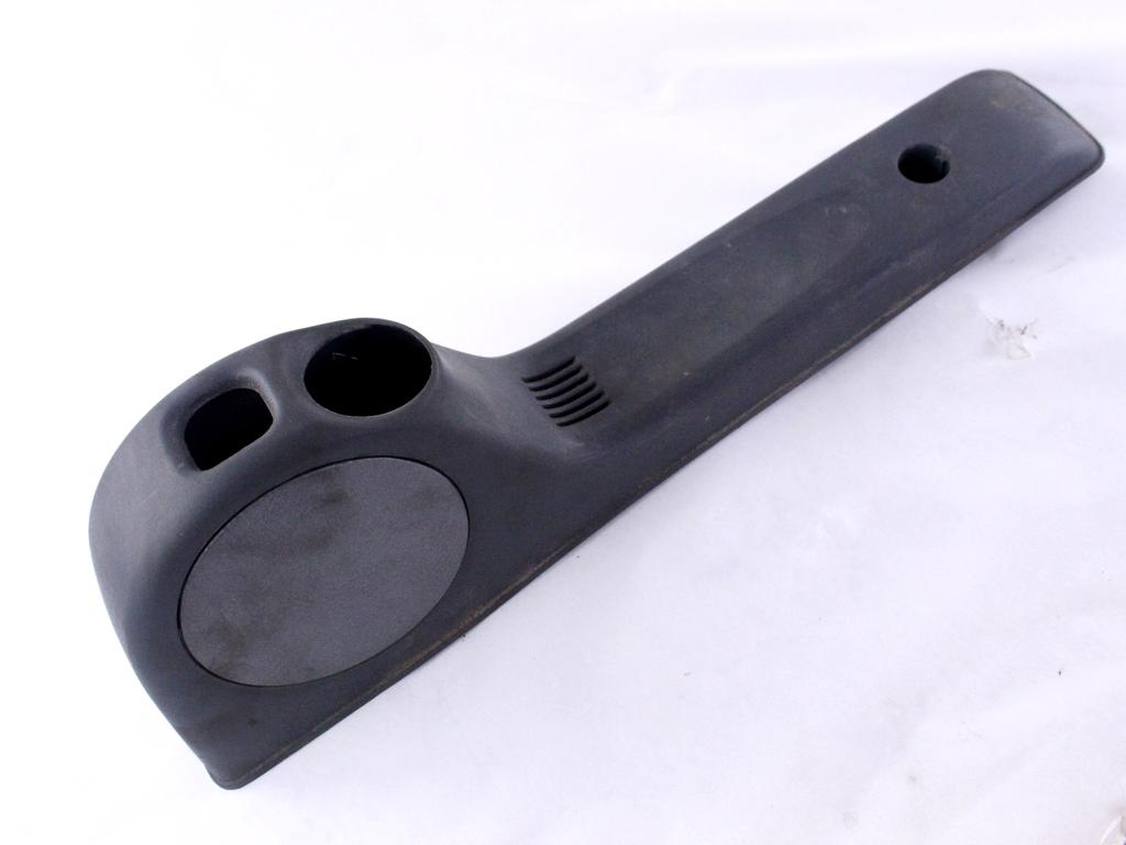 PLASTIKA MED SEDEZI BREZ NASLONJALA ROK OEM N. Q0000702V012C96A00 ORIGINAL REZERVNI DEL SMART FORTWO CITY-COUPE CABRIO 450 MK1 (1998 - 2007) DIESEL LETNIK 2004