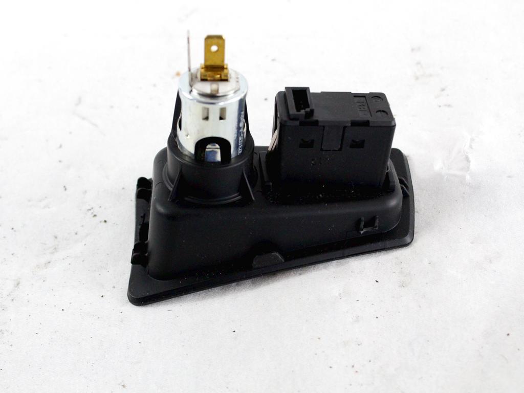 USB / AUX OEM N. 61316930561 ORIGINAL REZERVNI DEL BMW SERIE 1 BER/COUPE/CABRIO E81/E82/E87/E88 (2003 - 2007) DIESEL LETNIK 2006