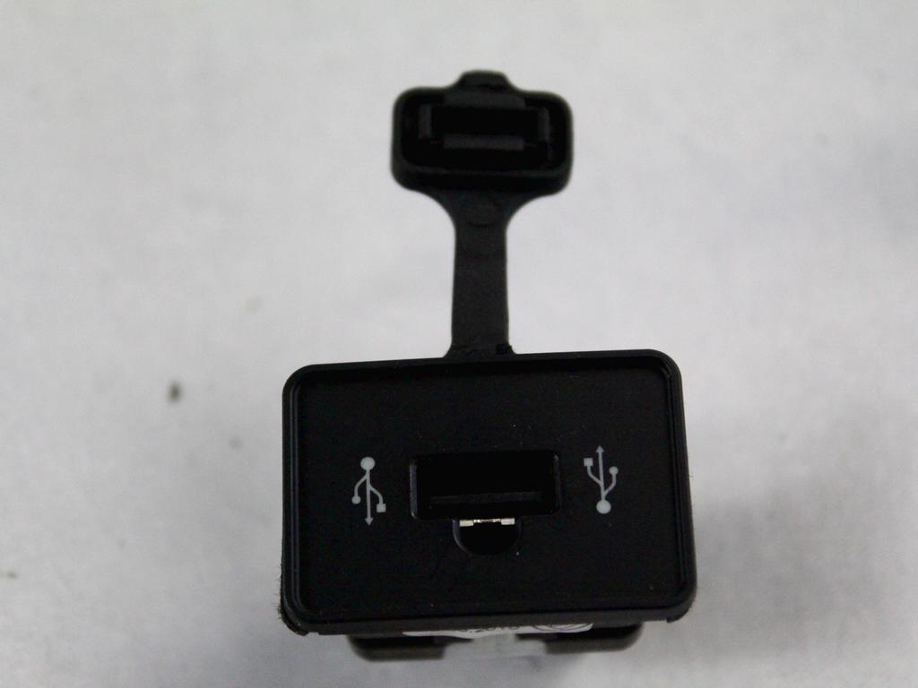 USB / AUX OEM N. 156074010 ORIGINAL REZERVNI DEL ALFA ROMEO 159 939 BER/SW (2005 - 2013) DIESEL LETNIK 2010
