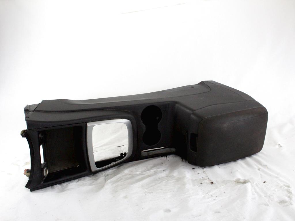 NASLON ZA ROKE/SREDINSKA KONZOLA OEM N. 846102B150HZ ORIGINAL REZERVNI DEL HYUNDAI SANTA FE CM MK2 (2006 - 2012)DIESEL LETNIK 2011