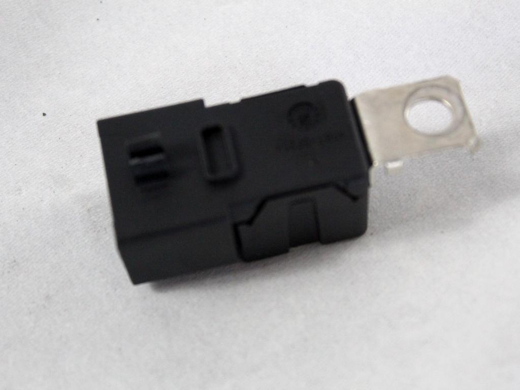 RELE' OEM N. 283633384R ORIGINAL REZERVNI DEL RENAULT CLIO B7 SCE MK5 (DAL 2019)IBRIDO (ELETRICO-BENZINA) LETNIK 2022