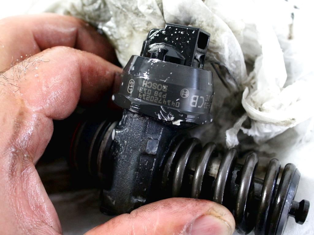 INJEKTORJI DIESEL OEM N. 038130073BA ORIGINAL REZERVNI DEL AUDI A4 B6 8E2 8E5 BER/SW (2001 - 2005) DIESEL LETNIK 2002