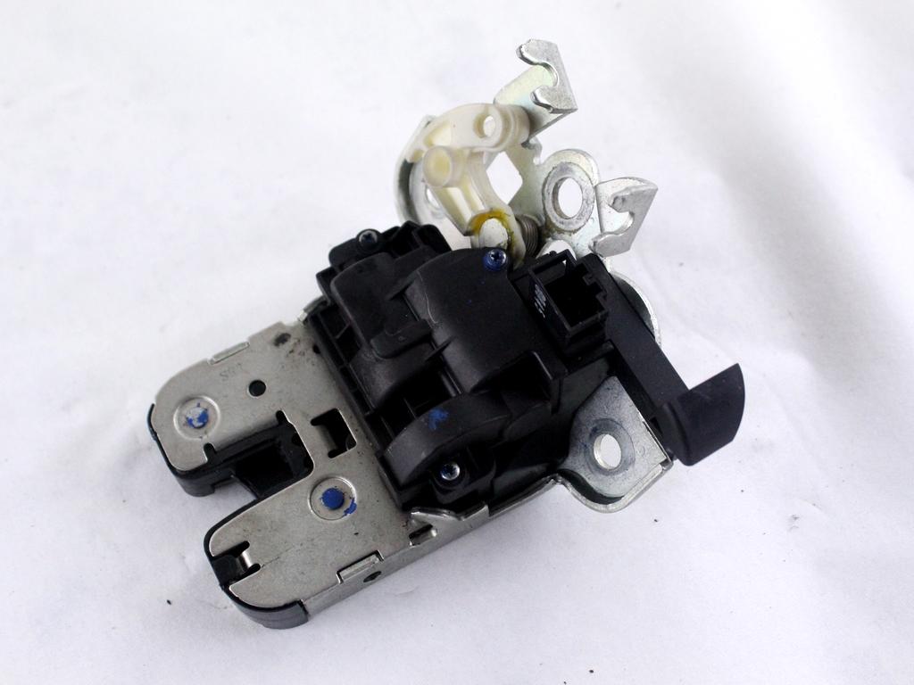 8R0827505A CHIUSURA SERRATURA PORTELLONE COFANO POSTERIORE BAULE AUDI A3 2.0 D 103KW 6M 5P (2009) RICAMBIO USATO