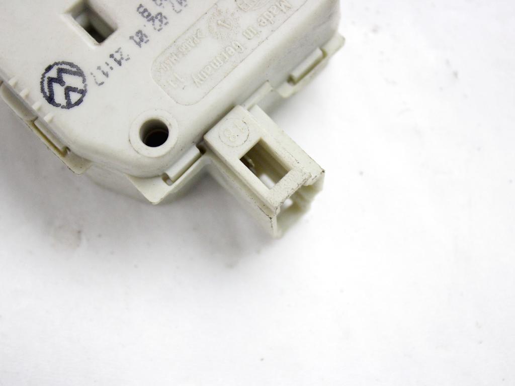 3B0810773B MOTORINO ATTUATORE CHIUSURA SPORTELLO CARBURANTE SKODA OCTAVIA SW 2.0 B 85KW 5M 5P (2001) RICAMBIO USATO