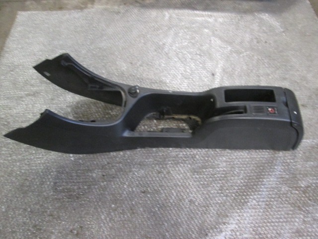 PLASTIKA MED SEDEZI BREZ NASLONJALA ROK OEM N. 758959 ORIGINAL REZERVNI DEL PEUGEOT 307 3A/B/C/E/H BER/SW/CABRIO (2001 - 2009) DIESEL LETNIK 2002