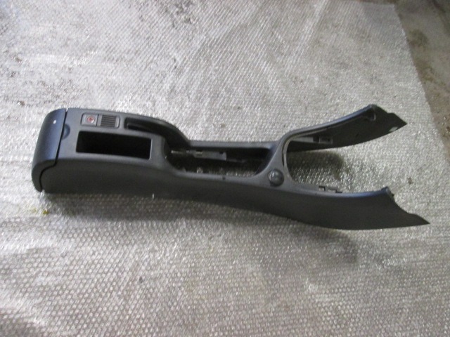 PLASTIKA MED SEDEZI BREZ NASLONJALA ROK OEM N. 758959 ORIGINAL REZERVNI DEL PEUGEOT 307 3A/B/C/E/H BER/SW/CABRIO (2001 - 2009) DIESEL LETNIK 2002