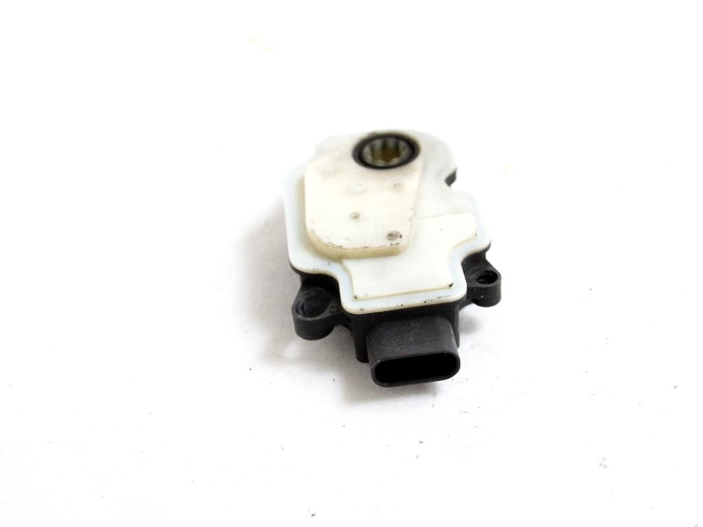 A24051103312 MOTORINO APERTURA FLAP PRESA ARIA ANTERIORE VOLVO XC90 2.0 I 4X4 173KW AUT 5P (2021) RICAMBIO USATO 111093203