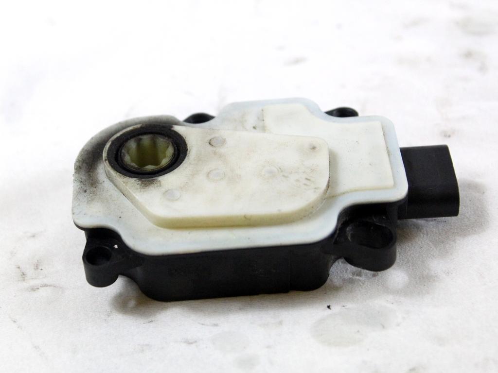 A24051103312 MOTORINO APERTURA FLAP PRESA ARIA ANTERIORE VOLVO XC90 2.0 I 4X4 173KW AUT 5P (2021) RICAMBIO USATO 111093203