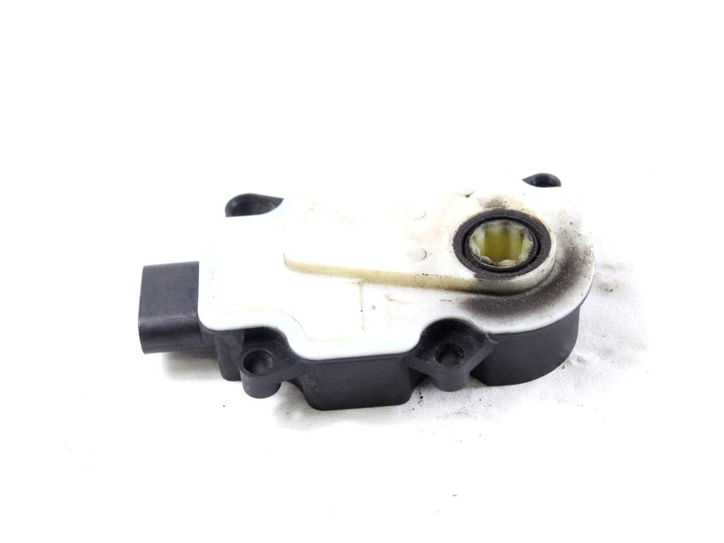 A24051103312 MOTORINO APERTURA FLAP PRESA ARIA ANTERIORE VOLVO XC90 2.0 I 4X4 173KW AUT 5P (2021) RICAMBIO USATO 111093203