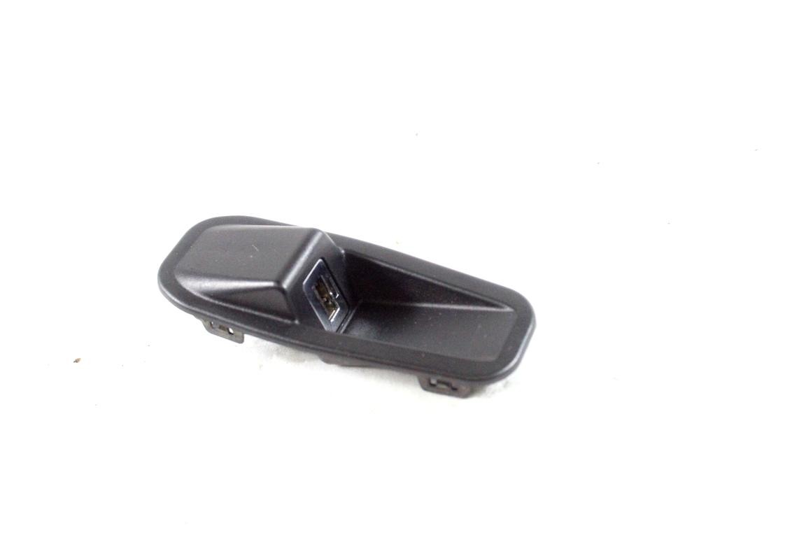 8M2T-19A164-BA PORTA INGRESSO USB FORD MONDEO SW 2.0 D 103KW 6M 5P (2010) RICAMBIO USATO 9S71-A045P40-A