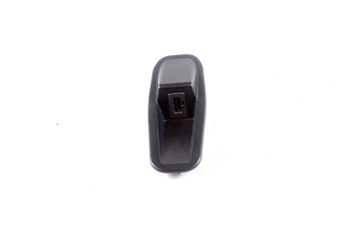 8M2T-19A164-BA PORTA INGRESSO USB FORD MONDEO SW 2.0 D 103KW 6M 5P (2010) RICAMBIO USATO 9S71-A045P40-A
