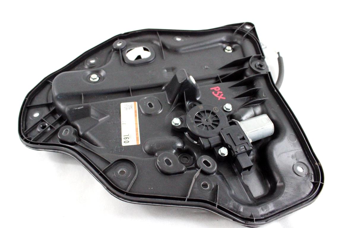 D10E73590A MOTORINO MECCANISMO ALZA-VETRO ALZA-CRISTALLO PORTA POSTERIORE SINISTRA MAZDA CX-3 1.5 D 77KW 6M 5P (2017) RICAMBIO USATO BHP15958X
