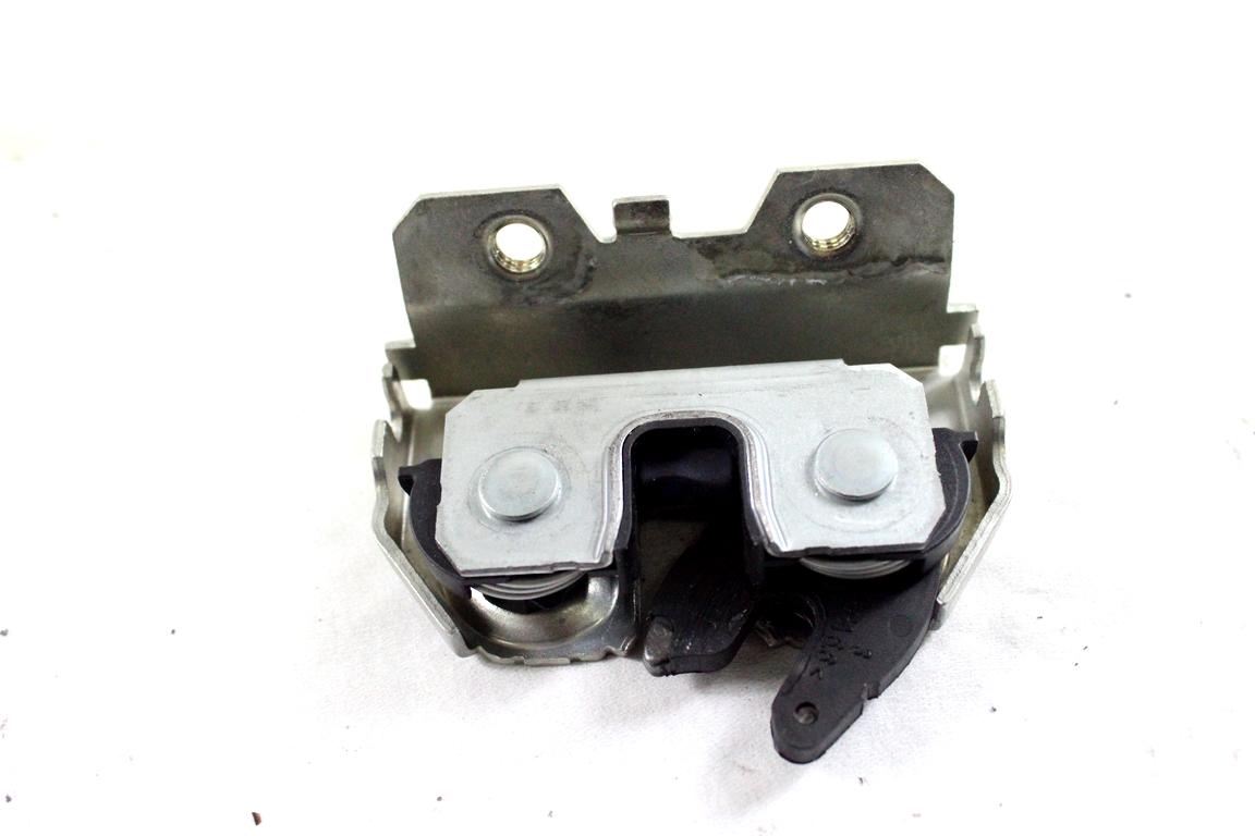 5Q7885682C AGGANCIO SERRATURA SEDILE POSTERIORE LATO DESTRO AUDI A3 2.0 D 4X4 110KW AUT 2P (2018) RICAMBIO USATO