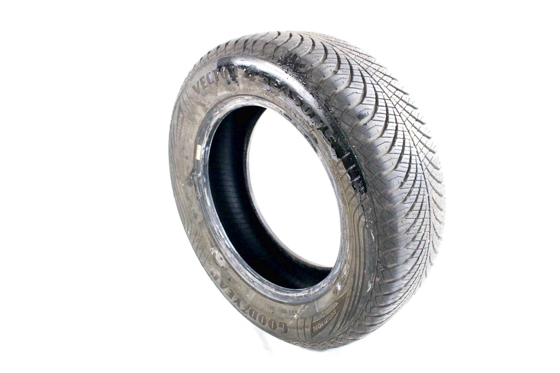 195/65 R15 95H GOODYEAR VECTOR 4SEASONS 7,10MM A3520 PNEUMATICO QUATTRO STAGIONI M+S (QUANTITÀ 1 GOMMA)