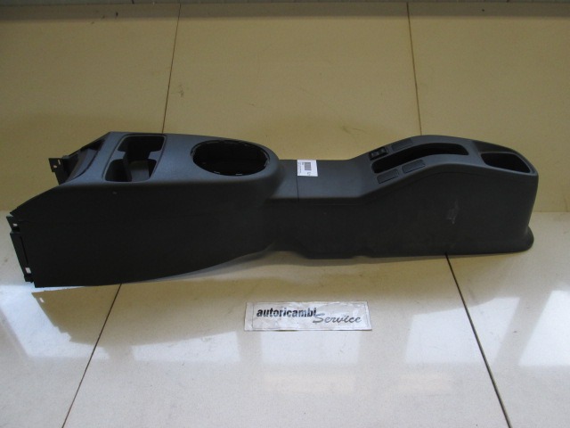 PLASTIKA MED SEDEZI BREZ NASLONJALA ROK OEM N. 71743243 ORIGINAL REZERVNI DEL FIAT SEDICI FY (2006 - 4/2009) DIESEL LETNIK 2008