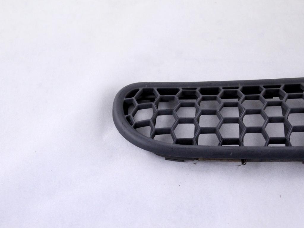 51137122506 GRIGLIA SOTTOPARABREZZA LATO DESTRO MINI COOPER R50 1.6 B 85KW 5M 3P (2002) RICAMBIO USATO
