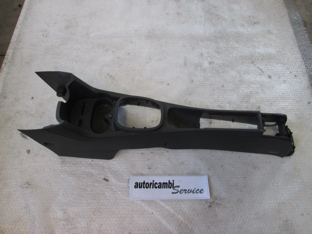 PLASTIKA MED SEDEZI BREZ NASLONJALA ROK OEM N. 460029937 ORIGINAL REZERVNI DEL OPEL CORSA D S07 (2006 - 2011) BENZINA LETNIK 2009