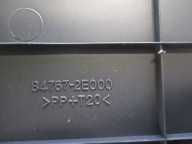 MONTA?NI DELI /  ARMATURNE PLOSCE SPODNJI OEM N. 84767-2E000 ORIGINAL REZERVNI DEL HYUNDAI TUCSON JM MK1 (2004 - 2009) DIESEL LETNIK 2007