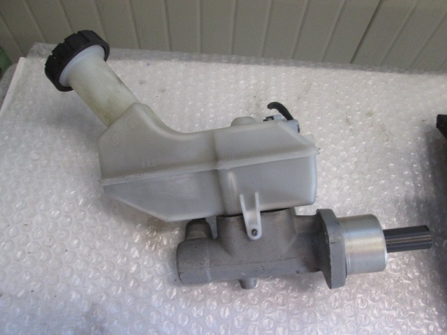 ZAVORNI CILINDER OEM N. 46090AX712 ORIGINAL REZERVNI DEL NISSAN MICRA K12 K12E MK3 (2002 - 2010) DIESEL LETNIK 2003