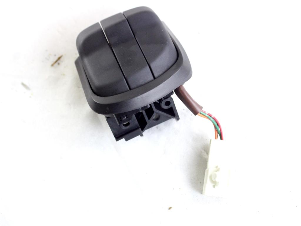 3749068L005PK COMANDO RADIO TELEFONO AL VOLANTE SUZUKI SWIFT 1.2 B 69KW AUT 5P (2013) RICAMBIO USATO