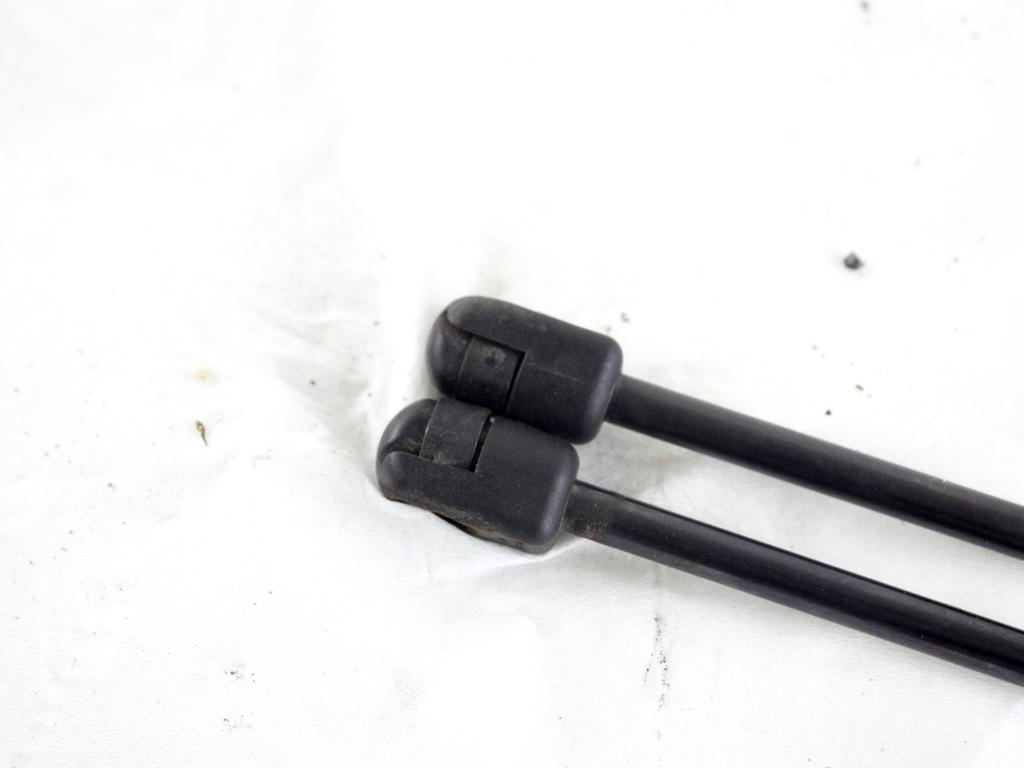 81850-68L00 COPPIA PISTONCINI ASTE AMMORTIZZANTI PORTELLONE COFANO POSTERIORE BAULE SUZUKI SWIFT 1.2 B 69KW AUT 5P (2013) RICAMBIO USATO 81860-68L00